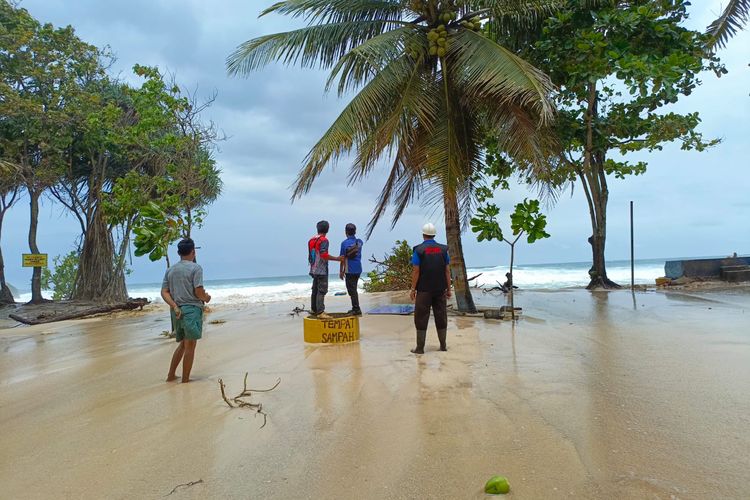 Kondisi ombak di sejumlah pantai selatan Kabupaten Malang naik hingga menerjang fasilitas milik warga.