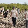 Petrokimia Gresik Tanam 2.000 Bibit Mangrove dan Bersih-Bersih Pantai