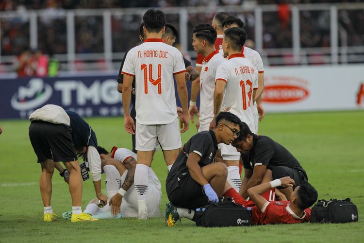 Pemain timnas Indonesia, Dendy Sulistyawan dan pemain timnas Vietnam, Doan Van Hau terjatuh usai berbenturan pada leg pertama semifinal Piala AFF 2022 di Stadion Utama Gelora Bung Karno (SUGBK), Jakarta, Jumat (6/1/2023). Pertandingan ini berakhir dengan skor 0-0.