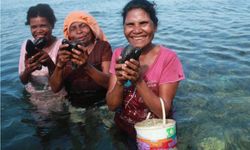 Perempuan Pesisir Diberdayakan untuk Lindungi Terumbu Karang yang Terancam Krisis Iklim