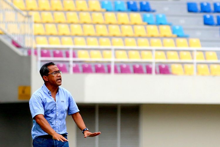 Pelatih Persebaya Surabaya Aji Santoso memberi instruksi pemain untuk tenang saat pertandingan pekan ke-17 Liga 1 2022-2023 melawan Dewa United FC yang berakhir dengan skor 1-2 di Stadion Manahan Solo, Sabtu (24/12/2022) sore. 