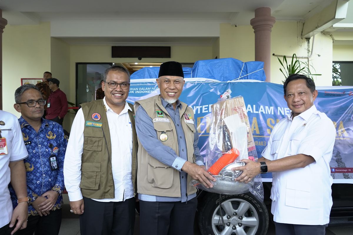 Mendagri Tito menyerahkan bantuan secara simbolis kepada Gubernur Sumatera Barat (Sumbar) Mahyeldi Ansharullah di VIP Bandara Internasional Minangkabau (BIM), Kabupaten Padang Pariaman, Sumbar, Rabu (17/12/2025).