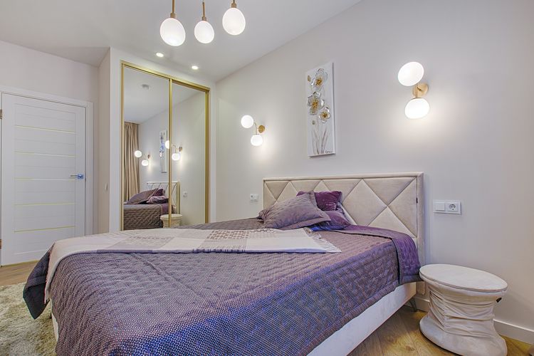 Ilustrasi kamar tidur dengan nuansa warna ungu