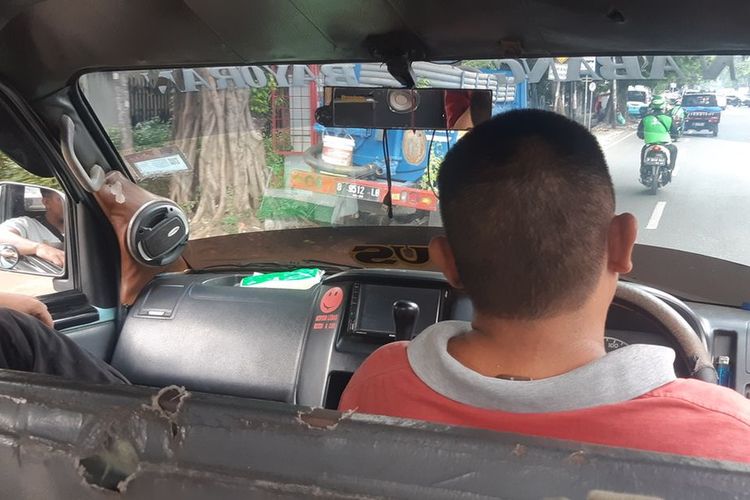 Sopir angkot M09 jurusan Tanah Abang-Kebayoran Lama mengoperasikan kendaraannya di kawasan Jakarta Selatan, Rabu (7/9/2022). Kenaikan harga BBM ikut memukul penghasilan para sopir yang saat ini sudah sepi penumpang.