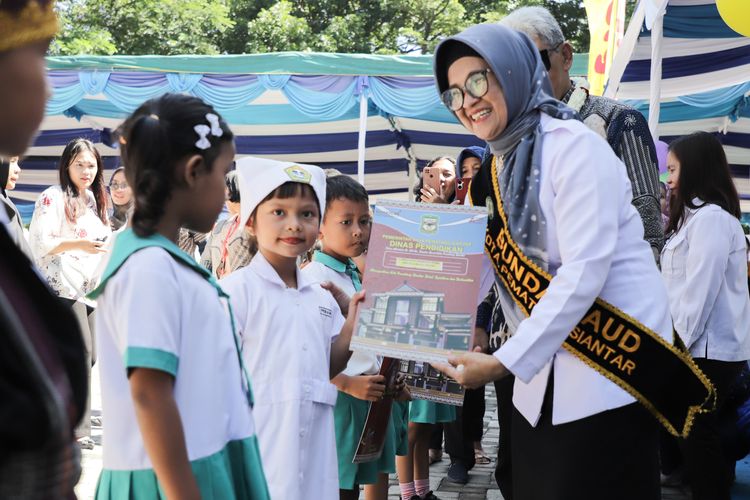 Wali Kota Pematangsiantar Susanti Dewayani melepas siswa-siswi PAUD Sanggar Anak Balita (SAB) binaan TP PKK Pematangsiantar di Lapangan Adam Malik, Rabu (19/6/2024).