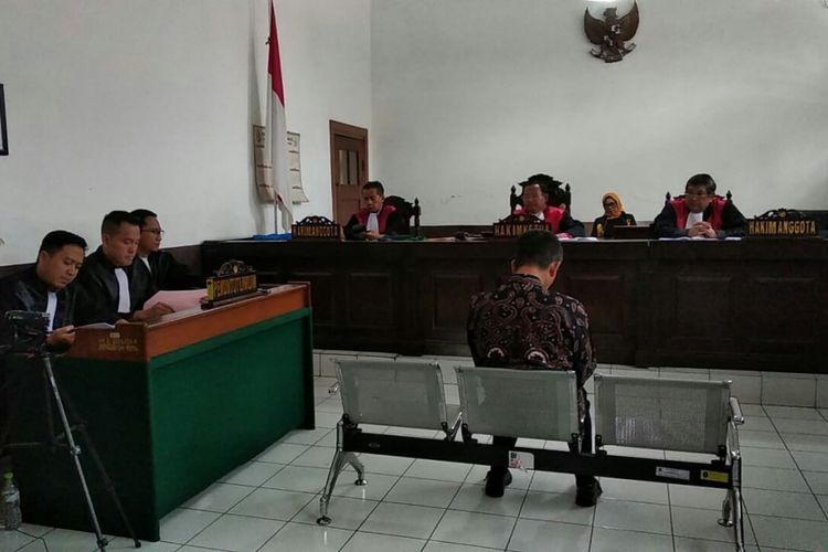 Mantan Kalapas Sukamiskin Wahid Husein duduk di kursi pesakitan mendengarkan tuntutan dari Jakas KPK. Wahid di tuntut hukuman 9 tahun penjara.