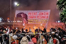 Pedemo di DPR Bakar Ogoh-ogoh Bergambar Jokowi dan Nyalakan 'Flare'