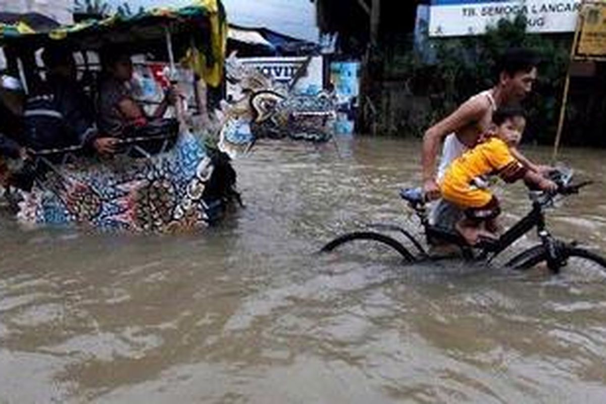 Banjir merendam kawasan Ciledug, Tangerang, Selasa (26/10/2010). Banjir setinggi sekitar satu meter ini merendam delapan perumahan di kawasan Ciledug.