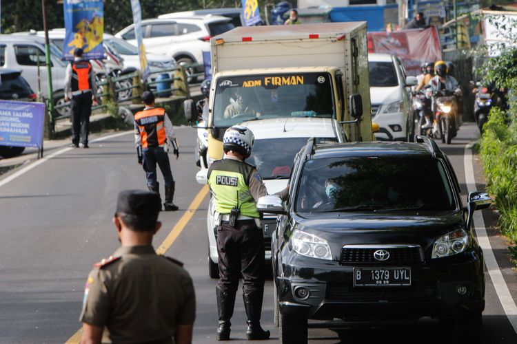 Petugas melakukan penyekatan di pos Rindu Alam, Kabupaten Bogor, Senin (1/6/2020). Penyekatan di lokasi yang berbatasan dengan wilayah Cianjur ini untuk mencegah penyebaran virus Covid-19 melalui aktivitas mudik masyarakat.