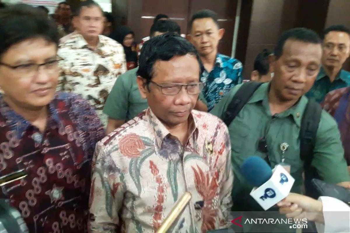 Menko Polhukam Mahfud MD seusai Dialog Kebangsaan dan Launching Buku Ulama dan Negara Bangsa di Universitas Islam Negeri (UIN) Sunan Kalijaga, Yogyakarta, Sabtu (29/2/2020).