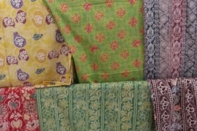 Batik khas Riau dengan corak flora khas daerah setempat.