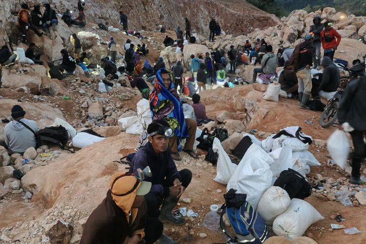 Bisa Raup Rp 3 Juta Semalam, Begini Perjuangan Ribuan Penambang Emas Rakyat Sumbawa