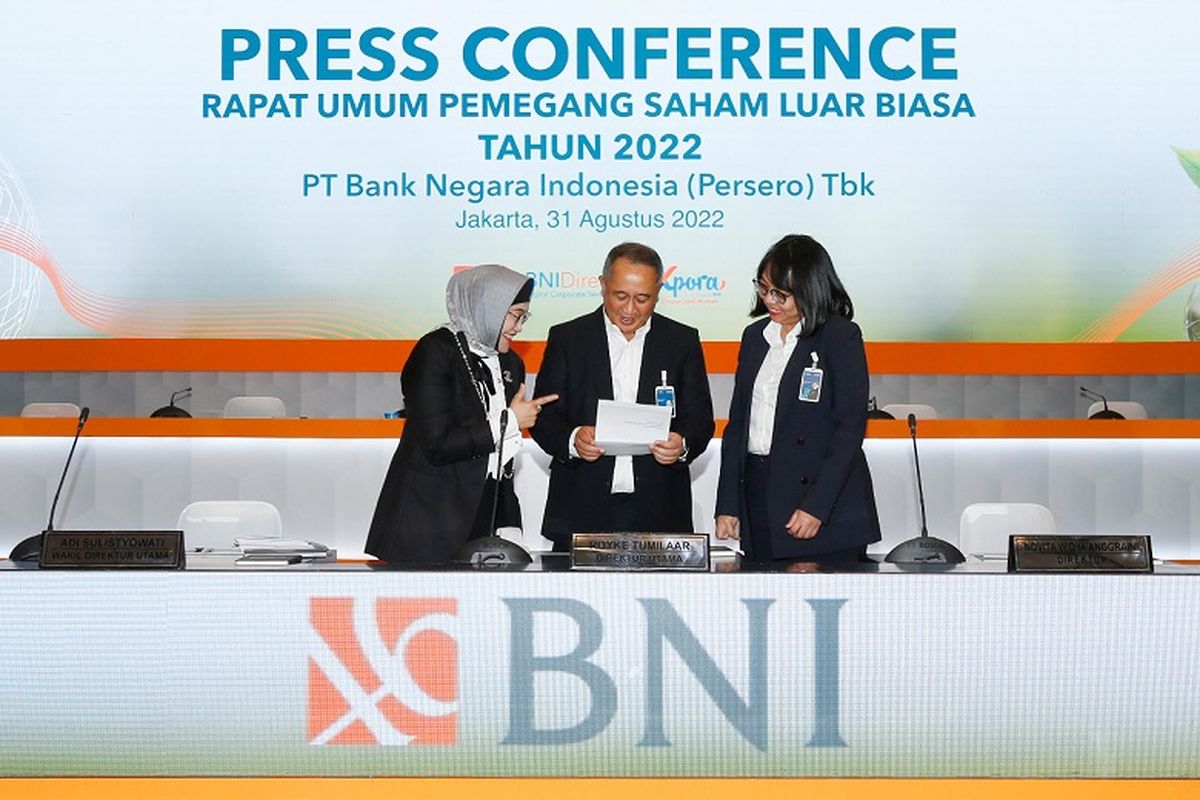 Direktur Utama BNI Royke Tumilaar (tengah), Wakil Direktur Utama BNI Adi Sulistyowati (kiri), dan Direktur Finance Novita Widya Anggraini (kanan) usai Rapat Umum Pemegang Saham Luar Biasa (RUPS LB) 2022 BNI di Menara BNI Pejompongan, Jakarta, Rabu (31/8/2022).