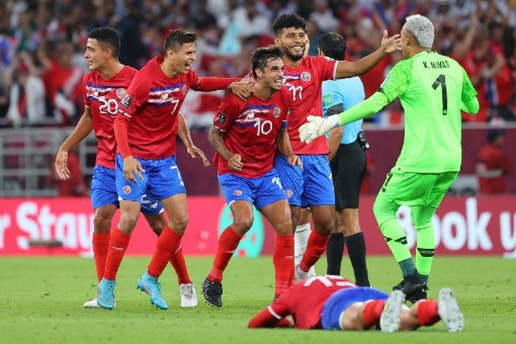Timnas Kosta Rika merayakan keberhasilan lolos ke putaran final Piala Dunia 2022 setelah menumbangkan Selandia Baru 1-0 laga playoff antar konfederasi, Rabu (15/6/2022) dini hari WIB.