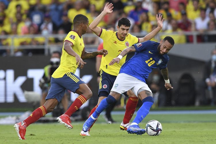 Penyerang timnas Brasil Neymar berusaha melewati dua pemain Kolombia pada laga lanjutan Kualifikasi Piala Dunia Zona Conmebol di Stadion Roberto Melendez, Senin (11/10/2021) dini hari WIB.