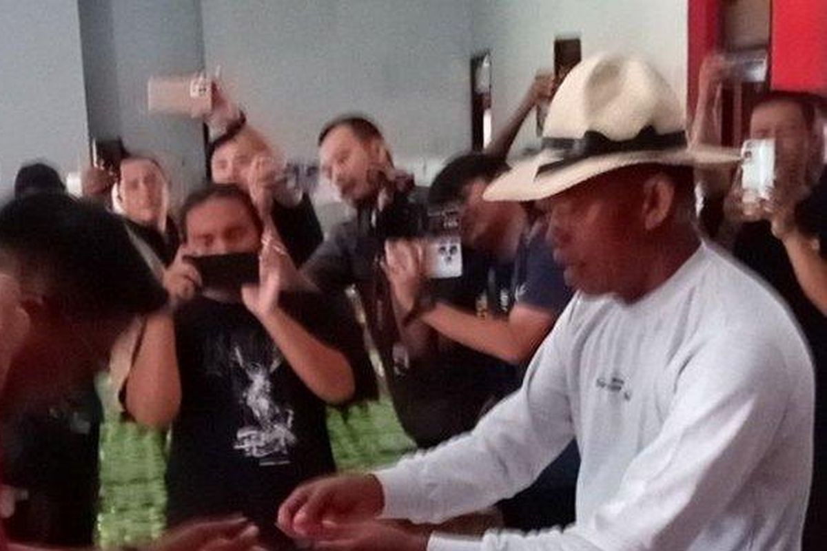 Mantan Bupati Subang, Ruhimat (kanan), mengembalikan KTA PDI Perjuangan di Kantor DPC PDI Perjuangan Subang, Jumat (26/1/2024). 
