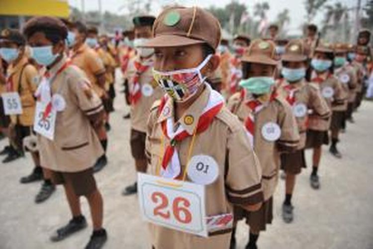 Semangat di Tengah Bencana - Hujan abu letusan Gunung Kelud tidak menyurutkan semangat para Pramuka Siaga untuk mengikuti apel Lomba Pesta Siaga Kwartir Ranting Kutoarjo, Kabupaten Purworejo, Jawa Tengah, Sabtu (15/2). Karena alasan kesehatan dan keselamatan para siswa, lomba tersebut ditunda hingga kondisi alam dan lingkungan kembali bersahabat. 

Kompas/Wawan H Prabowo
