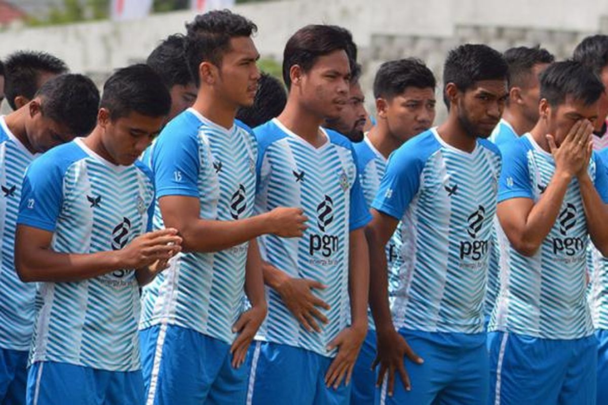 Para pemain muda Persegres Gresik United saat hendak menjalani sesi latihan.