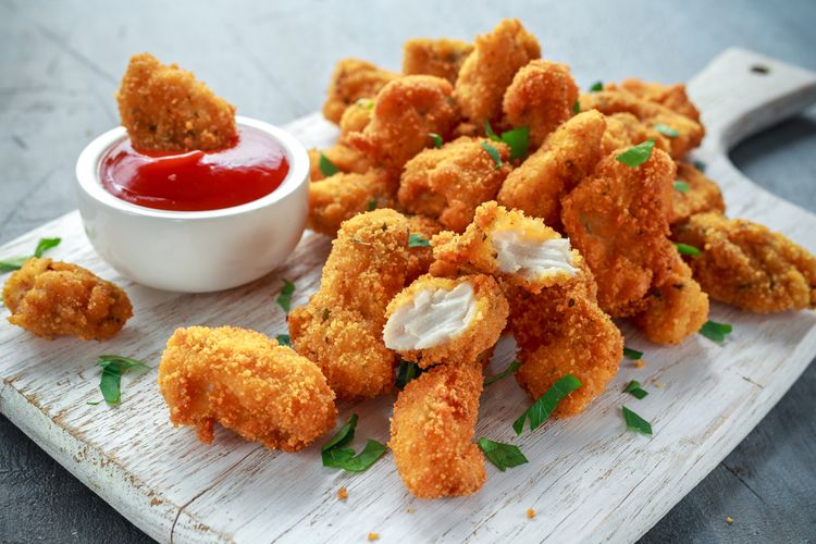 Nugget ayam bikinan sendiri dengan baluran tepung panir dan keju parut.