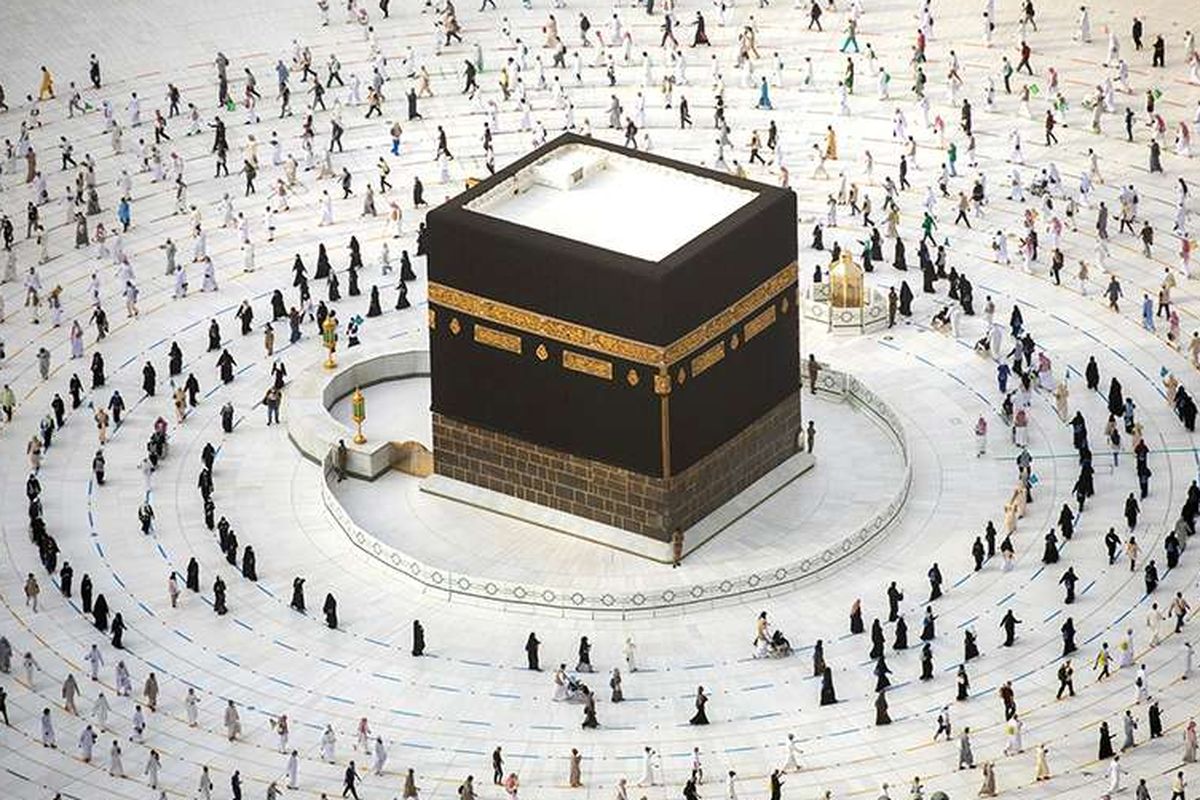 Umat Muslim mengitari Ka'bah saat melakukan tawaf ibadah haji dengan penerapan protokol kesehatan di Masjidil Haram, Kota Mekah, Arab Saudi, Minggu (2/8/2020). Pelaksanaan haji yang istimewa tahun ini di tengah pandemi Covid-19 hanya diikuti sekitar 1.000 jemaah, dengan protokol kesehatan yang ketat.