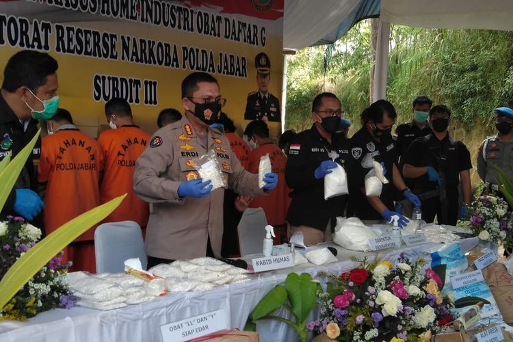 Polisi berhasil ungkap pelaku pembuat obat ilegal di Jawa Barat beromzet hingga miliaran rupiah.