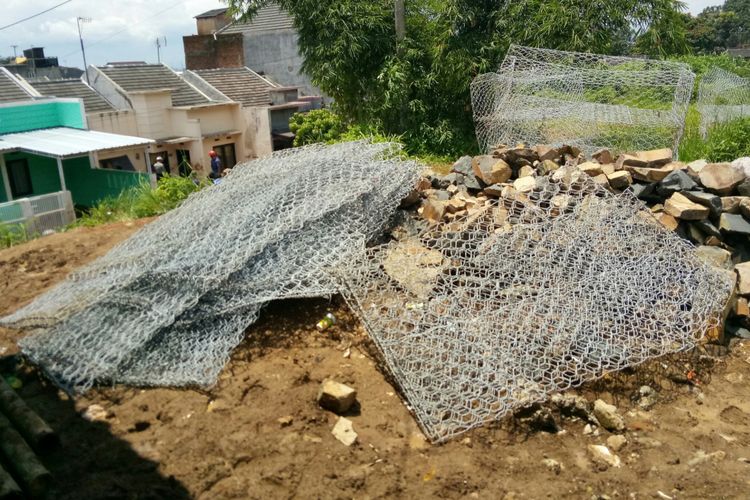 Kawat bronjong terlihat sudah diperispakan pemerintah Kabupaten Bandung untuk membangun tanggul yang jebol akibat arus air di sungai kecil di sekitar Komplek Jatiendah Regency, Kecamatan Cilengkrang, Kabupaten Bandung.
