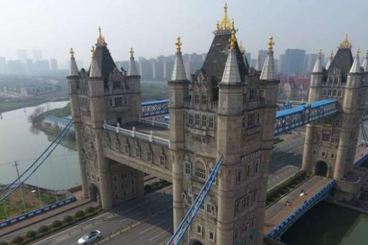 Sebuah tiruan jembatan Tower Brigde, London yang berada di kota Suzhou, China.