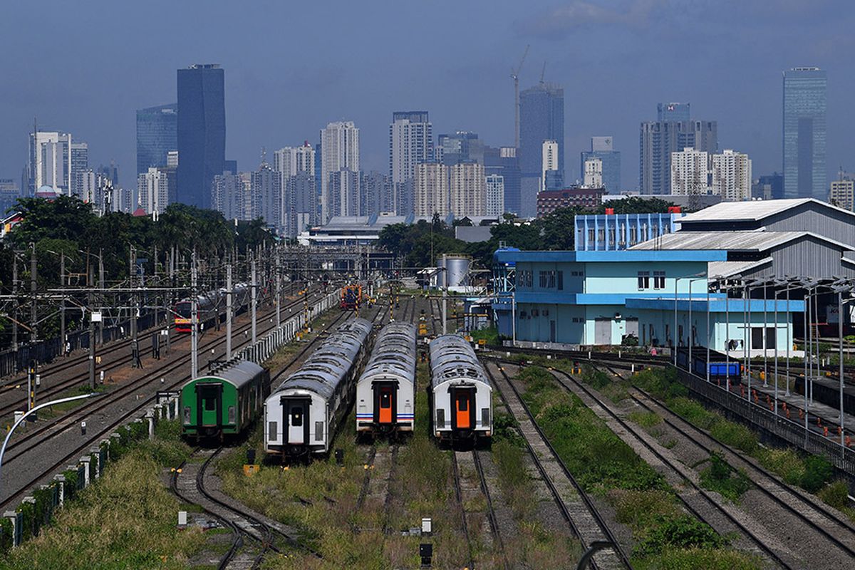 Sejumlah gerbong kereta terparkir di kawasan Depo Cipinang, Jakarta Timur, Minggu (21/3/2021). Kementerian Perhubungan menyatakan Depo Cipinang merupakan depo kereta api terbesar di Indonesia yang memiliki 28 jalur kereta, mampu merawat 144 lokomotif dan 120 gerbong kereta per hari serta dibangun di atas lahan seluas sembilan hektare dengan biaya hampir Rp500 miliar. ANTARA FOTO/Sigid Kurniawan/wsj.