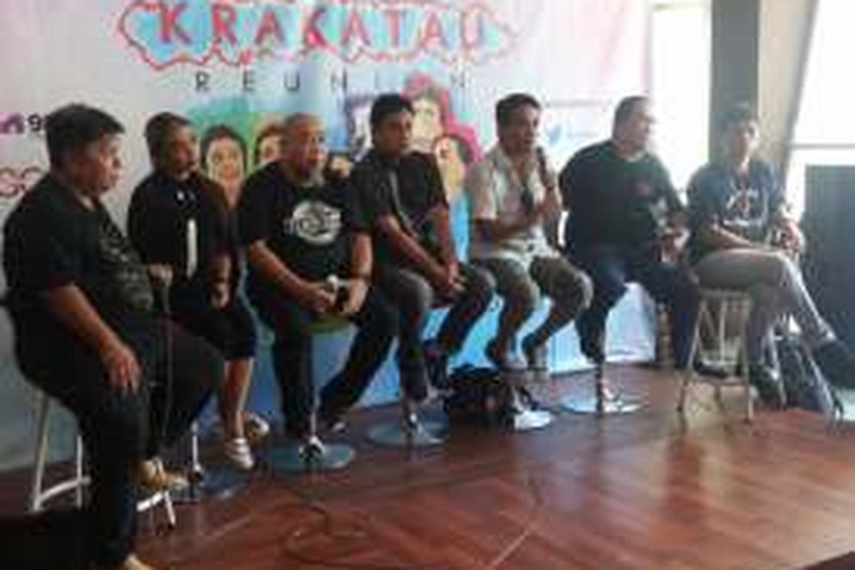 Grup band Krakatu Reunion saat jumpa pers di Surabaya, Kamis (5/1/2017)