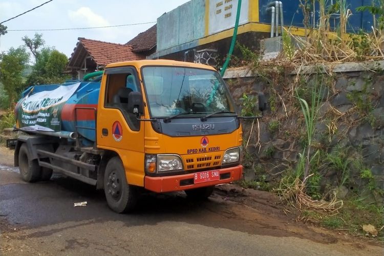 Petugas BPBD Kabupaten Kediri, Jawa Timur, mengirimkan air bersih di Desa Ponggok, Kamis (9/11/2023).