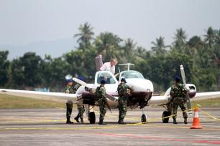 Sebuah pesawat dari Australia yang dikemudikan dua orang Warga Negara Australia dipaksa mendarat di Bandara Sam Ratulangi Manado, Selasa (22/10/2014).
