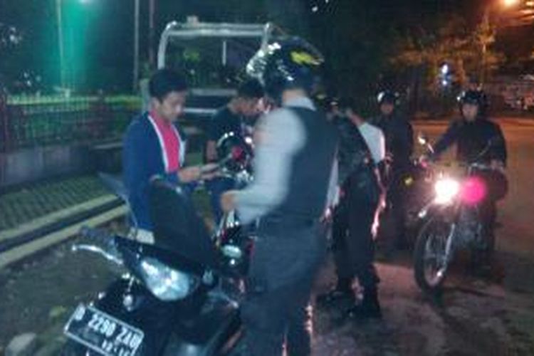 Petugas kepolisian saat merazia kelompok bermotor yang masih nongkrong diwaktu malam hari di jalanan Kota Bandung, tepatnya di Jalan Ir. H. Djuanda, Bandung, Rabu, (30/10/2013), dini hari.