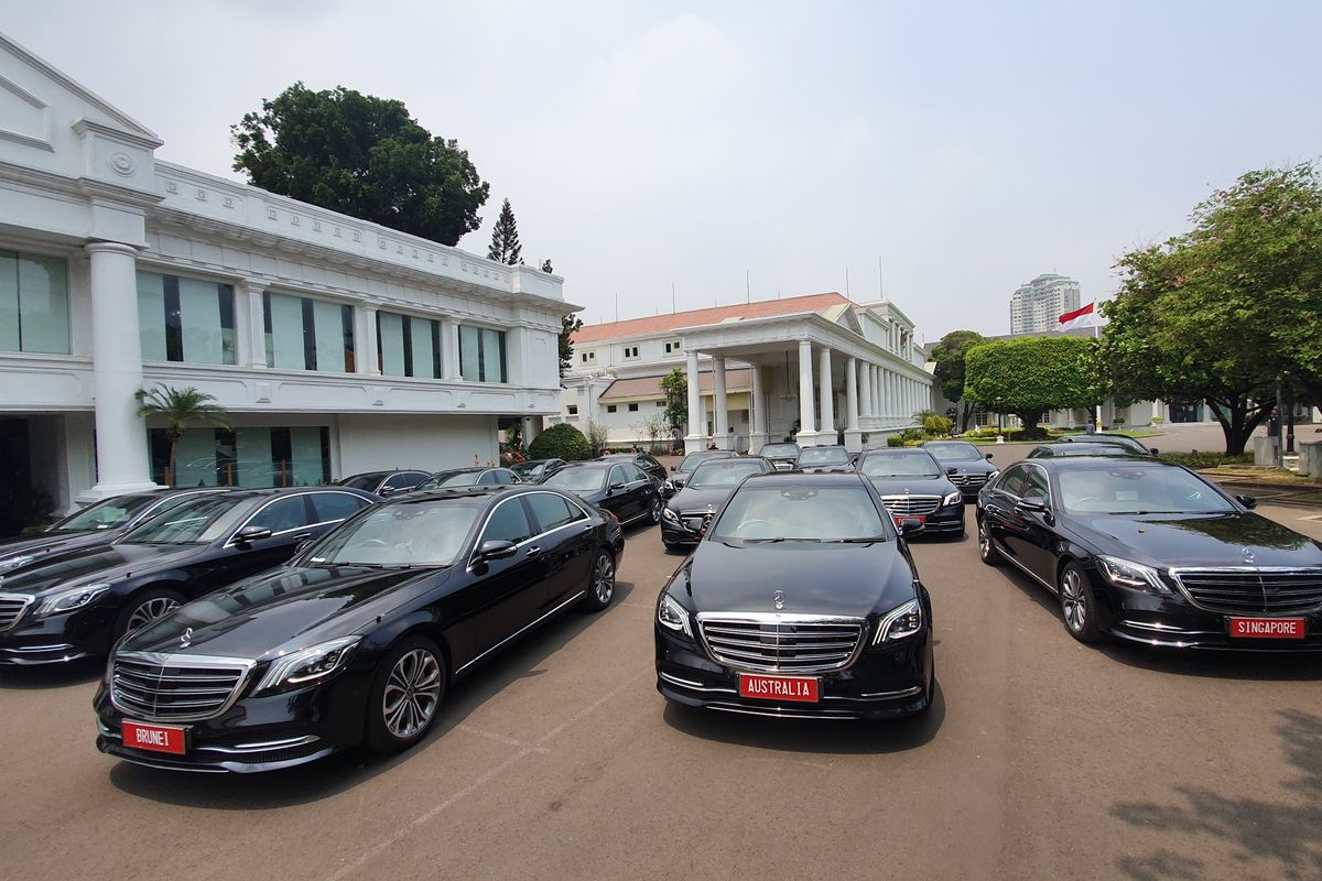 Mobil yang disiapkan untuk tamu negara yang menghadiri pelantikan Jokowi-Ma'ruf berjejer di halaman Istana Kepresidenan, Jakarta, Kamis (17/10/2019).