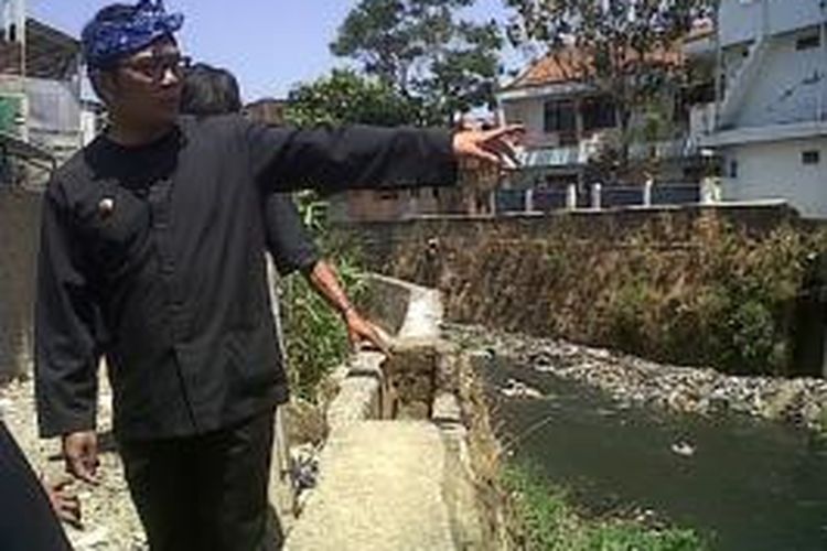 Wali Kota Bandung Ridwan Kamil saat melihat sungai Cikapundung di Kecamatan Batununggal, Kota Bandung, Rabu (2/9/2015) kemarin.