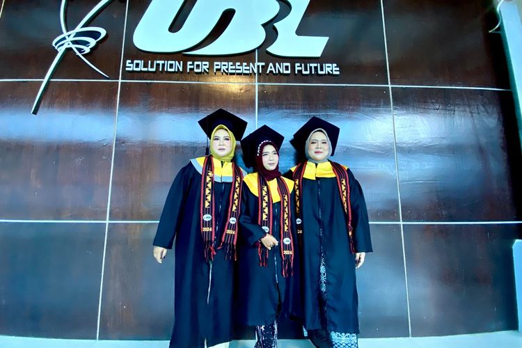 (dari kiri ke kanan) Putri, Iin dan Dinda, mahasiswi Universitas Bandar Lampung (UBL) yang dibiayai kuliah dari Dana Desa Wonomarto, Lampung Utara, Rabu (29/5/2024).