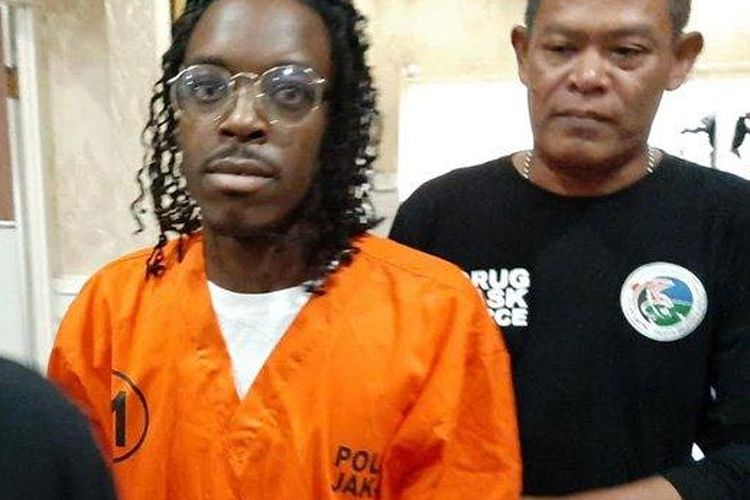 Tersangka penyalahgunaan narkoba asal AS, Cecoy Chevenye Burnett, di Polres Metro Jakarta Selatan, Kamis (23/1/2020). Dia ditangkap karena menyelundupkan brownies ganja.