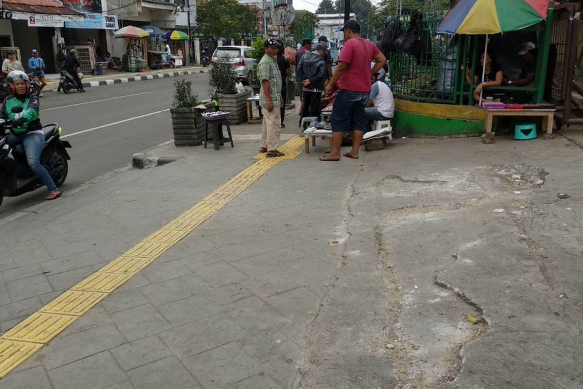 Trotoar di depan Pasar Akik, Jatinegara, Jakarta Timur, Jumat (16/3/2018)