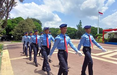 Murid SMA Taruna Nusantara berlatih baris berbaris untuk menyambut tamu acara pengenalan Sekolah Garuda, saat Kompas.com berkunjung, Rabu (8/10/2025).