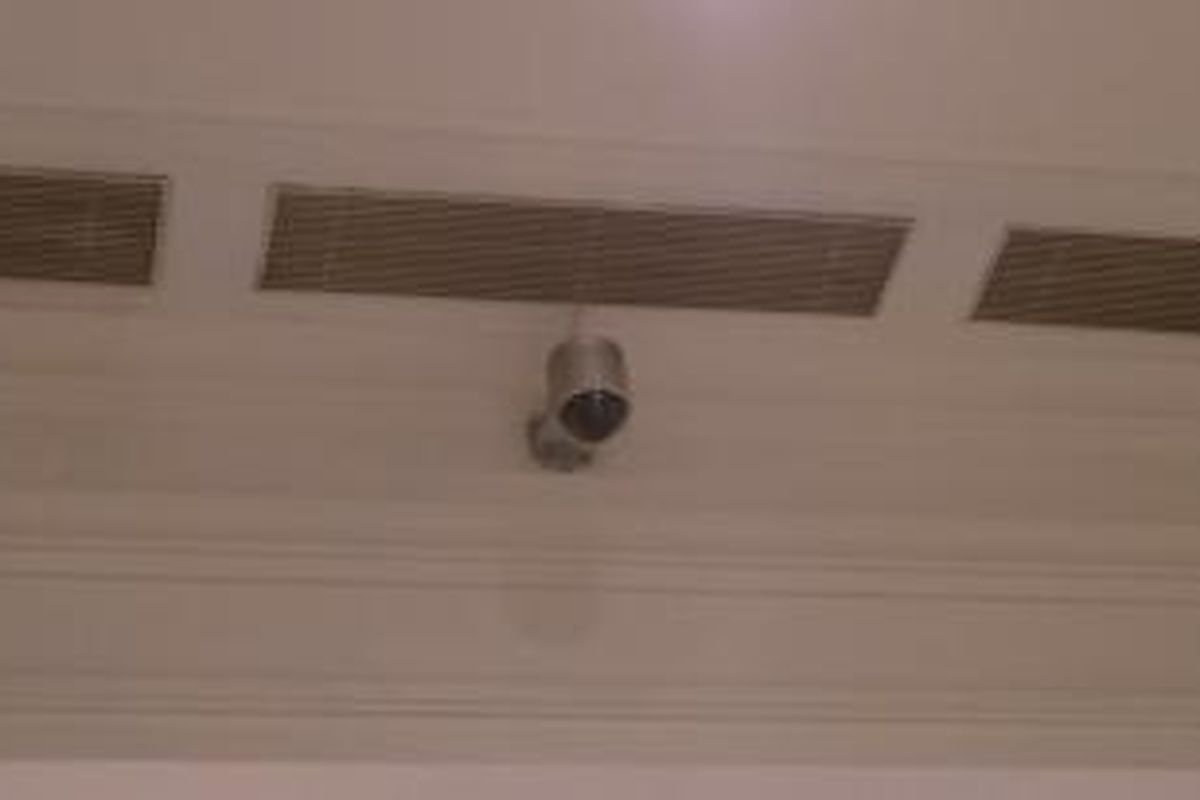 Kamera pengintai (CCTV) yang terpasang di Balaikota. Wakil Gubernur DKI Jakarta Basuki Tjahaja Purnama berencana memasang 3000 cctv di seluruh ruas jalan ibu kota.