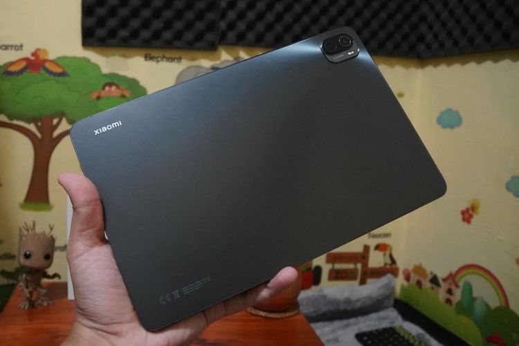 Tampilan punggung Xiaomi Pad 5. Bisa dilihat, varian warna Cosmic Gray memiliki sentuhan abu-abu matte yang bakal mengilap apabila dilihat dari berbagai sudut pandang. Di sisi ini pula, terdapat satu kamera belakang beresolusi 13 MP (f/2.0).