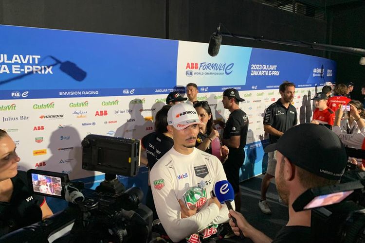 Pebalap Tag Heuer Porsche, Pascal Wehrlein, saat berbicara dalam sesi doorstop seusai memenangkan balapan di Formula E Jakarta 2023 yang bergulir di Jakarta International E-Prix Circuit (JIEC), Ancol, Jakarta Utara, pada Sabtu (3/6/2023).