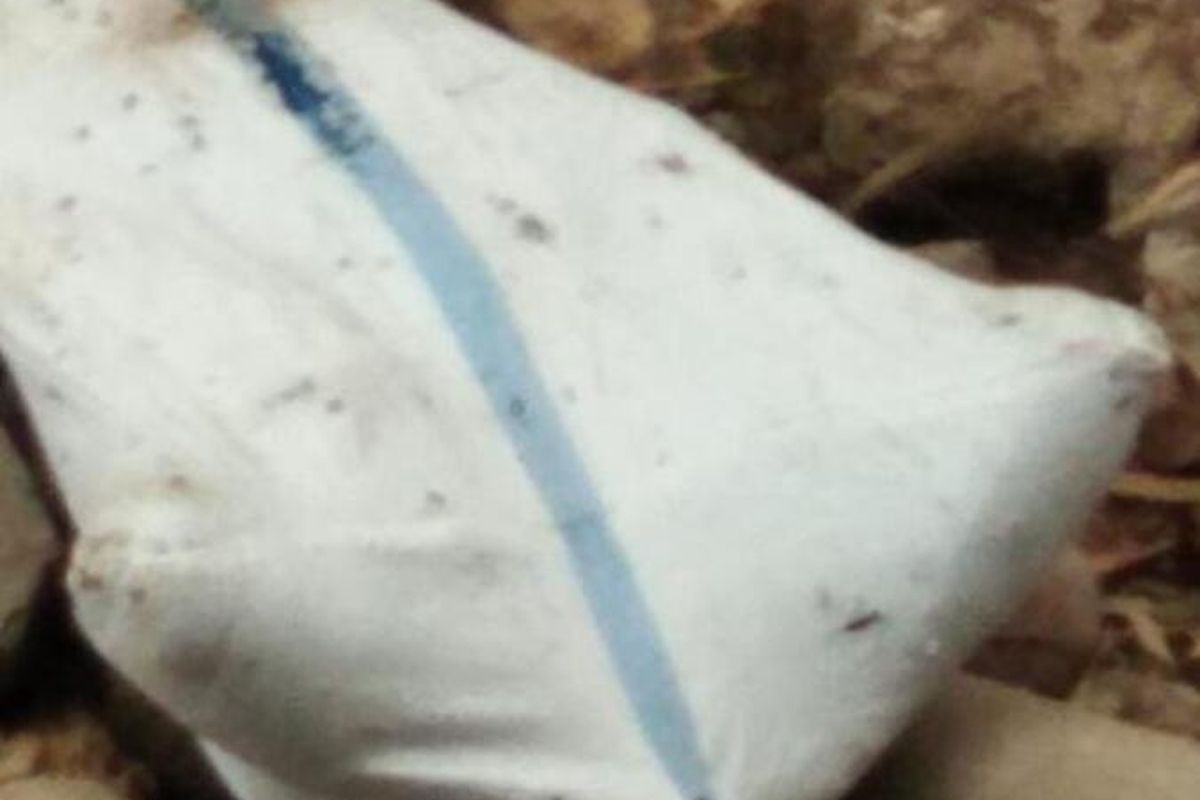 Sesosok mayat perempuan tanpa identitas ditemukan dengan kondisi di dalam karung beras di bawah Jembatan Kali Wika, Kampung Dedep, Desa Tlanjung Udik, Kecamatan Gunung Putri, Kabupaten Bogor, Jawa Barat, Jumat (16/12/2022).