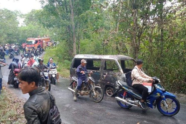 Minibus mengalami kebakaran di Langkaplancar, Pangandaran, Selasa (4/10/2022). 