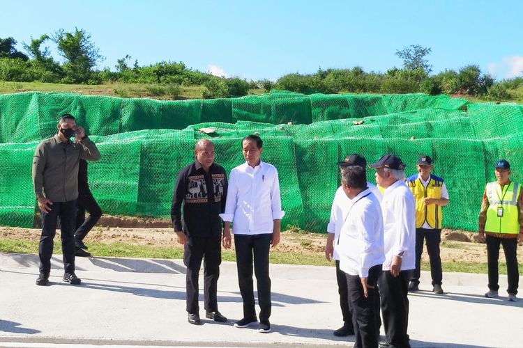 Presiden Joko Widodo (Jokowi) meresmikan proyek jalan yang menghubungkan Labuan Bajo menuju Golo Mori yang terletak di Km 16 jalan lintas Bajo-Golo Mori, Kabupaten Manggarai Barat, Nusa Tenggara Timur (NTT).