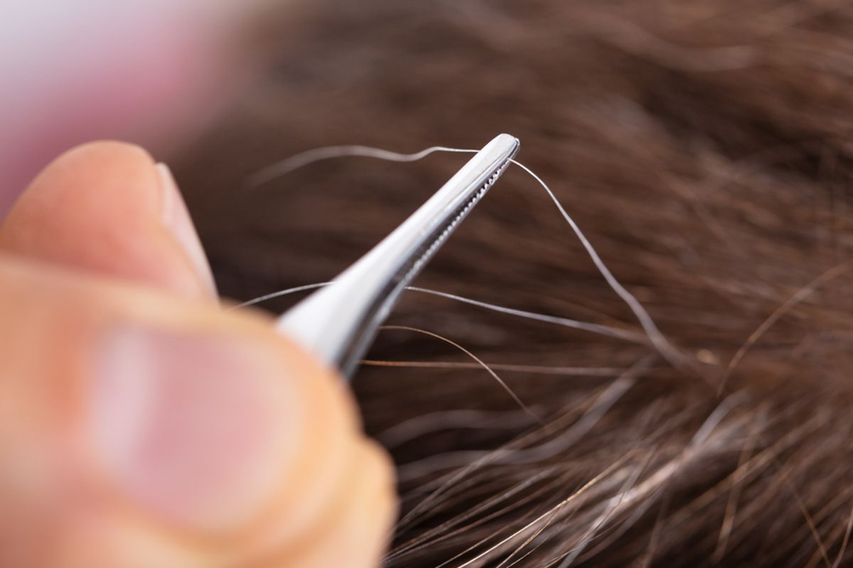 Mengonsumsi vitamin dan tidak mencabut rambut yang memutih adalah cara menghilangkan uban yang bisa dicoba.