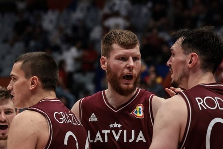 Pebasket Latvia, Davis Bertans, bereaksi dengan Rodions Kurucs dalam FIBA World Cup 2023 yang mempertemukan Latvia vs Spanyol di Indonesia Arena pada 1 September 2023. (Foto oleh Yasuyoshi CHIBA / AFP)