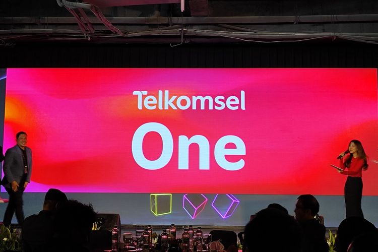 Telkomsel merilis produk terbarunya, Telkomsel One, pada Jumat (21/7/2023). Dengan produk ini, pengguna Telkomsel bisa berlangganan internet rumah IndiHome dan seluler sekaligus dalam satu paket pembayaran. 