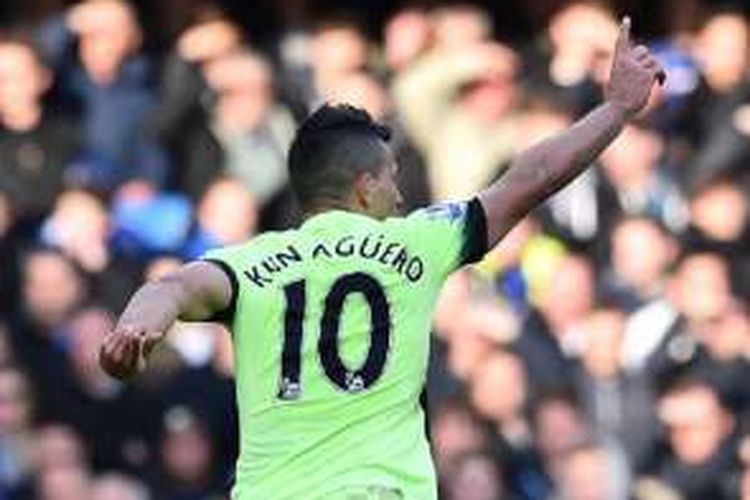 Sergio Aguero mencetak tiga gol saat Manchester City menang 3-0 atas Chelsea di Stamford Bridge, Sabtu (16/4/2016).