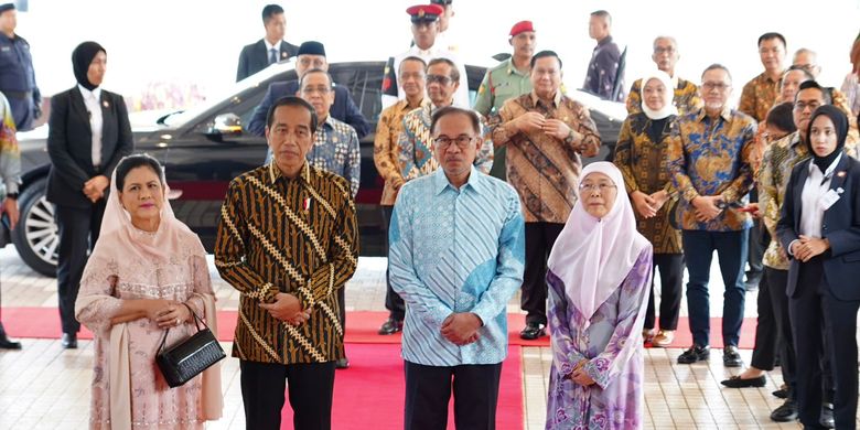 Menteri Ketenagakerjaan (Menaker) Republik Indonesia (RI) Ida Fauziyah (memakai batik dan kerudung berwarna putih) mendampingi Presiden Joko Widodo (Jokowi) dalam kunjungan kerja ke kediaman resmi Perdana Menteri (PM) Malaysia Anwar Ibrahim di Seri Perdana, Putrajaya, Malaysia, Kamis (8/6/2023).