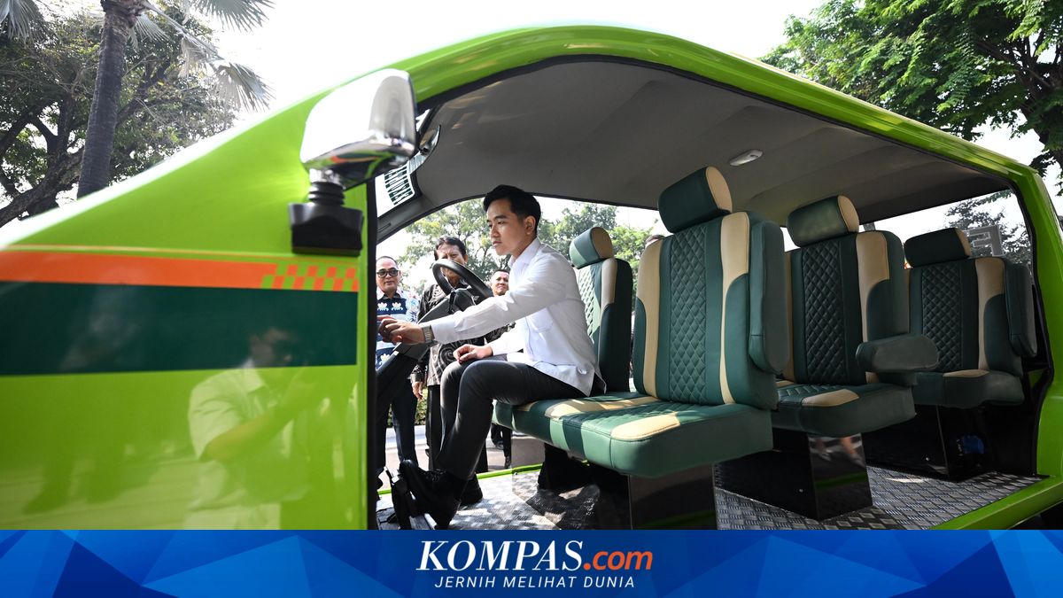 Saat Gibran Duduk-Tanda Tangan di Mobil Listrik "MOLISA" Karya Mahasiswa Unissula